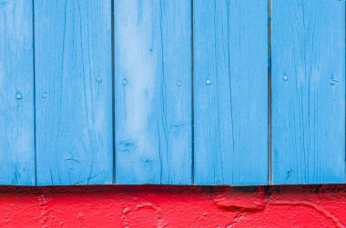 Ahşap arka plan, soluk turkuaz soyma boyası. Eski ahşap doku yüzeyi. Kırık renk boyalı eski püskü planklar..