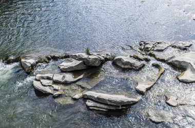Dağ taşları hızlı nehir. Karpatlar Skole fotoğrafı.