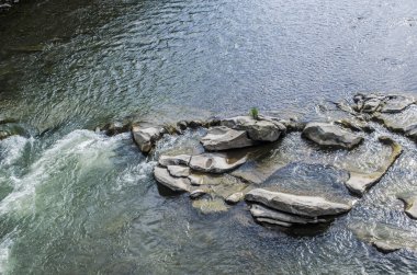 Dağ taşları hızlı nehir. Karpatlar Skole fotoğrafı.