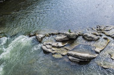 Dağ taşları hızlı nehir. Karpatlar Skole fotoğrafı.