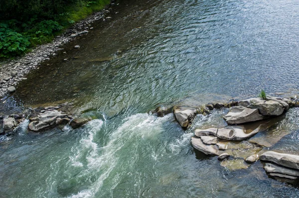 Dağ taşları hızlı nehir. Karpatlar Skole fotoğrafı.