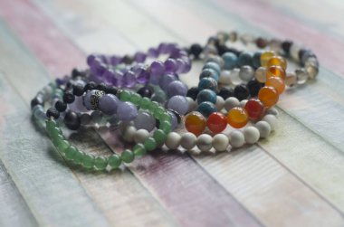 Doğal bir taştan bilezikler ametist ametist aventurine angelite lava chrysocolla carnelian florit caholong larimar. Mücevher fotoğrafı..