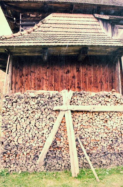 Hintergrund Des Gespaltenen Getrockneten Und Gestapelten Brennholzes Ein Bündel Holz — Stockfoto