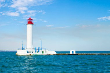 Denizde kırmızı ve beyaz deniz feneri, Odessa, Ukrayna. Karadeniz 'in ortasında.