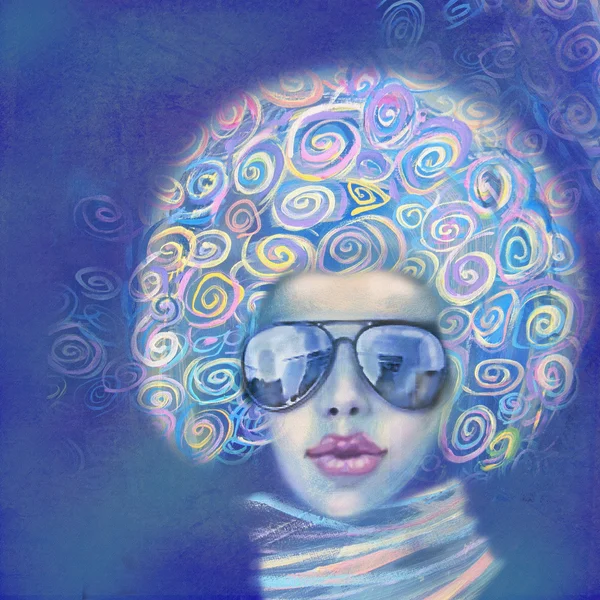 Стильная молодая женщина в солнечных очках и шарфе — стоковое фото