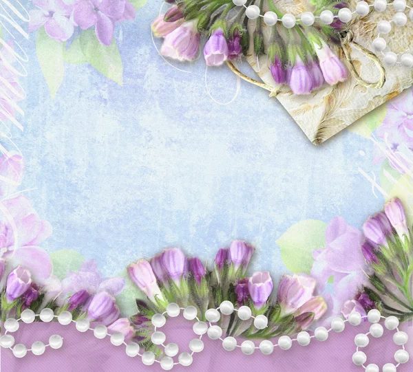 花のグリーティング カード。Symphytum セイヨウタンポポ。結婚式のカードやグランジやレトロなスタイルの招待状。花や真珠のネックレス、パッケージの場所テキストのお祝いカード. — ストック写真