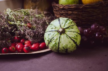 Balkabağı, üzüm, gül kalçası, kekik, armut ve elmanın sonbahar kompozisyonu. Durgun fotoğraf.