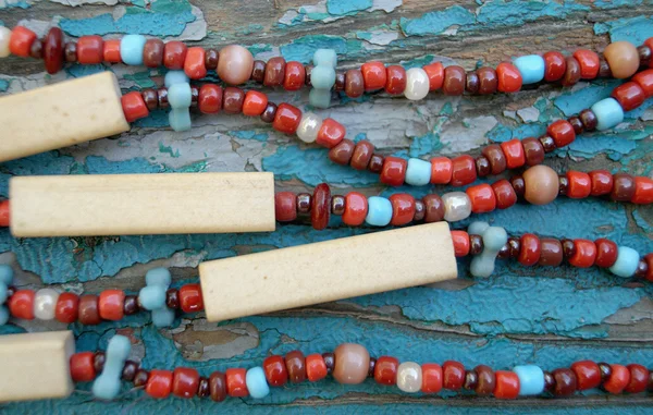 Крупный план этнических красочных бусины ожерелье на гранж синий деревянный фон . — стоковое фото