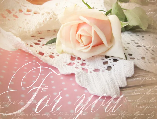 Elegante diseño de tarjeta de felicitación con rosa. Hermoso fondo con rosa para felicitaciones e invitaciones. Patrón de boda —  Fotos de Stock