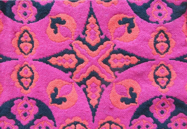 Sfondo geometrico tessuto cotone modello. Sullo sfondo del caleidoscopio. Ornamento astratto nei colori nero, rosso e rosa — Foto Stock