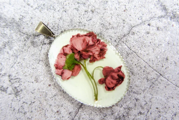 エポキシ樹脂の花のペンダント。女性の手作りジュエリー — ストック写真