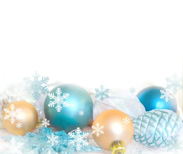 Decoración de abeto de Navidad aislado sobre fondo blanco. Composición festiva. Fondo festivo en blanco . — Foto de Stock