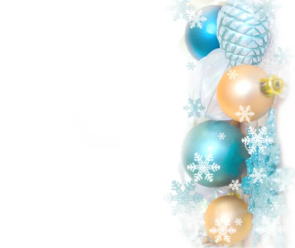 Decoración de abeto de Navidad aislado sobre fondo blanco. Composición festiva. Fondo festivo en blanco . — Foto de Stock