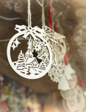 Ahşap güzel Noel dekorasyonu asılı.