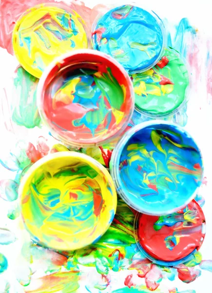 Χρώμα αναμιγνύεται βαφής σε πλαστικά βάζα για το σχέδιο — Φωτογραφία Αρχείου