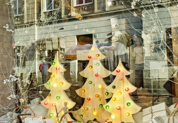 Décoration d'arbre de Noël. Les confiseurs travaillent pour une vitrine. Temps de Noël — Photo