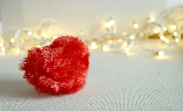 Corazón rojo esponjoso sobre fondo de luces brillantes — Foto de Stock