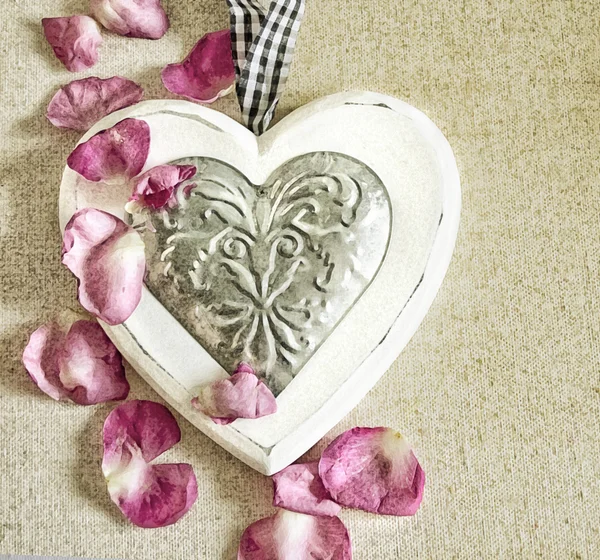 Vintage style ornamental wooden white heart, with pink rose buds and on textile surface, shabby chic and romantic — Stock Photo, Image