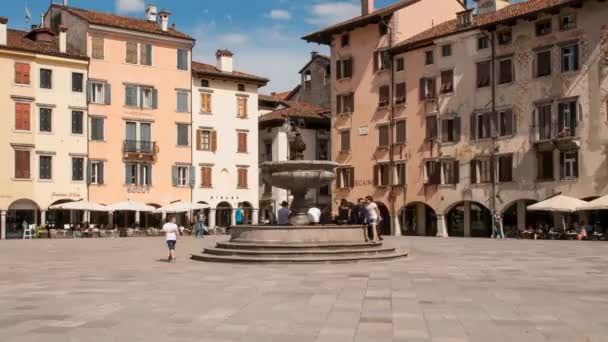 Old Fountain in Giacomo Matteotti Square in Udine — Stock Video