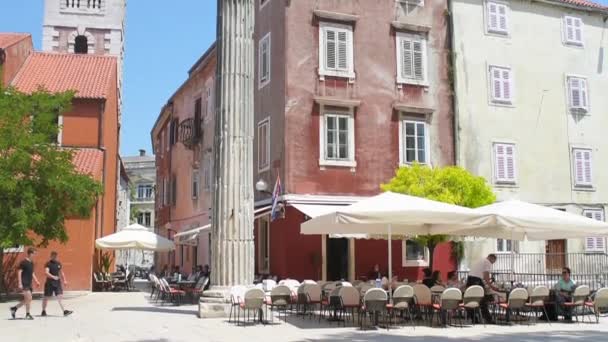 Římský sloupec na náměstí Trg Petra Budinica v Zadaru, Chorvatsko — Stock video