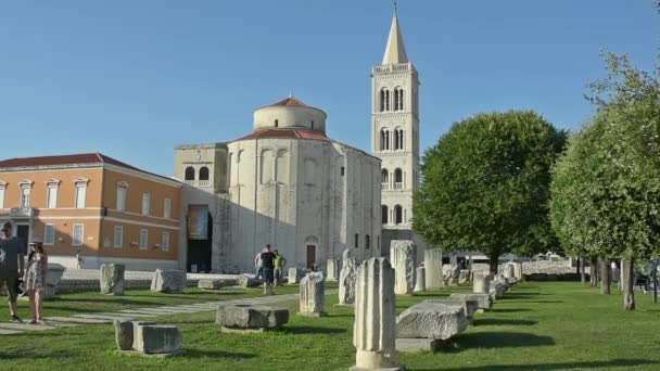 Uma vista da igreja de Santa Maria do fórum em Zadar, Croácia . — Vídeo de Stock
