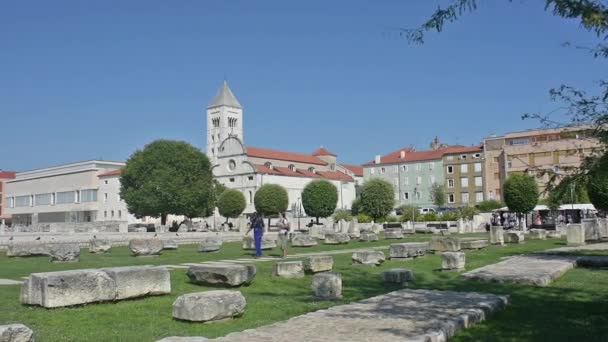 St 圣玛丽教会在克罗地亚的扎达尔论坛从一个视图. — 图库视频影像