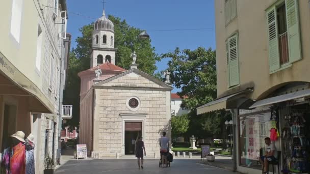 Yaşlı kadın sağlık kilisenin Zadar, Hırvatistan — Stok video