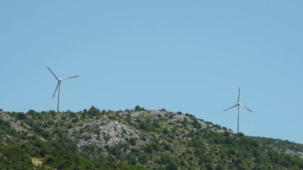 Turbinas eólicas na colina — Vídeo de Stock