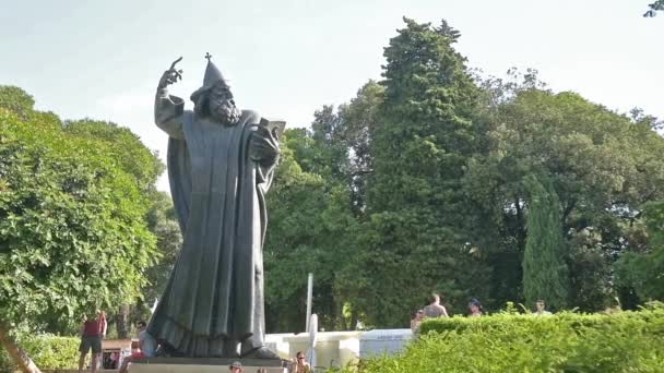 Γρηγορίου της Νιν ή Γκργκουρ Ninski άγαλμα σε Σπλιτ Κροατία — Αρχείο Βίντεο