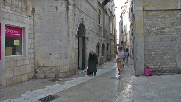 Uma rua no centro se Split, Croácia — Vídeo de Stock