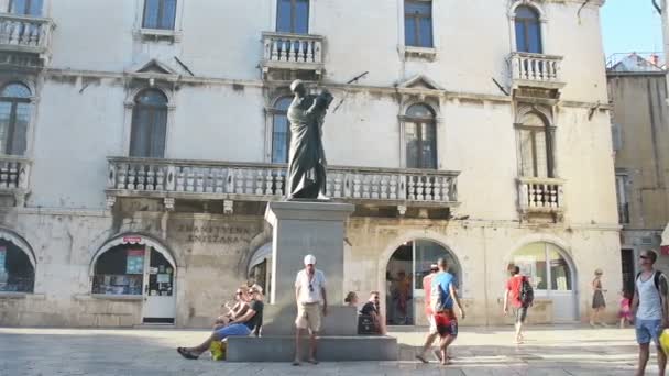 Standbeeld van Marko Marulic door Ivan Mestrovic In Split, Croatia — Stockvideo