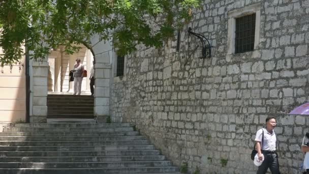 People walking in Sibenik — Stock Video