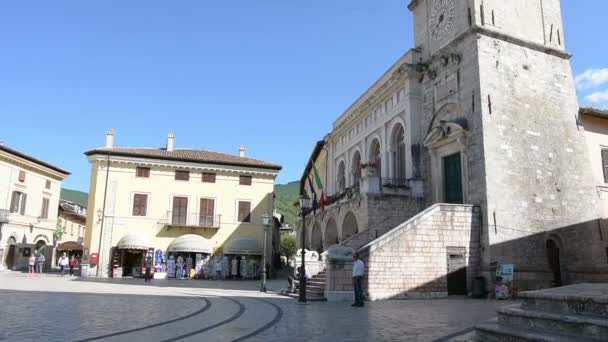 Uhrturm des Palastes der Gemeinde Norcia, Italien — Stockvideo