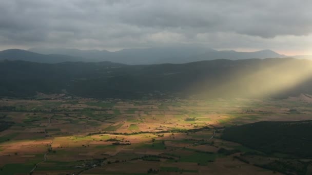 Сонце шукає хмари — стокове відео