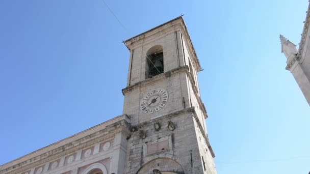 Hodinová věž paláce obce Norcia, Itálie — Stock video