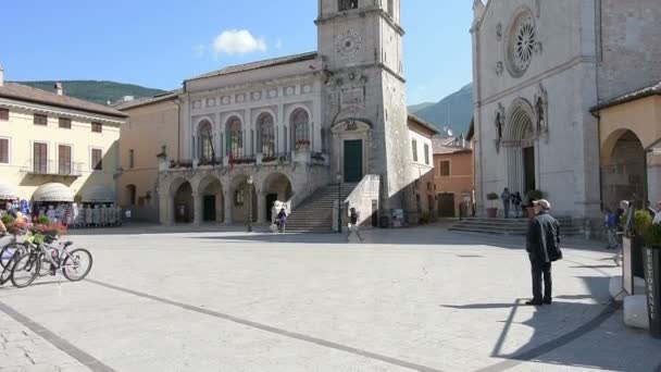 Часовая башня Дворца муниципалитета Норсия, Италия — стоковое видео
