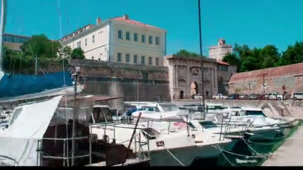 El puerto deportivo y la puerta de entrada de la ciudad en Zadar — Vídeos de Stock