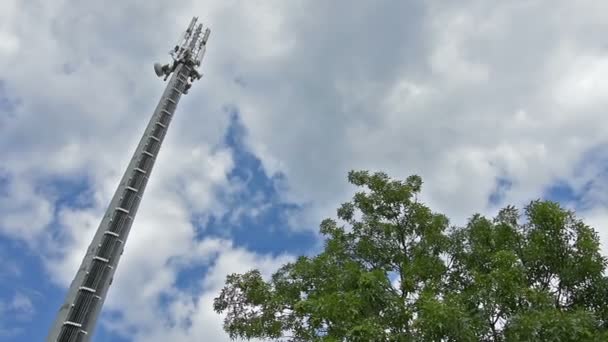 Poste con antenas para teléfonos móviles — Vídeo de stock