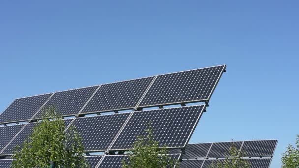 Algunos paneles solares — Vídeo de stock