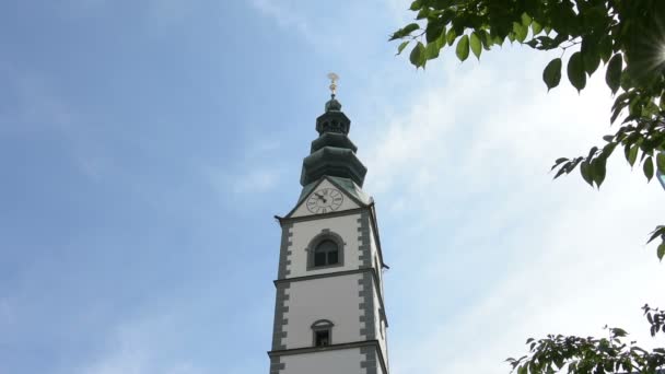 Blick auf den Klagenfurter Domglockenturm — Stockvideo