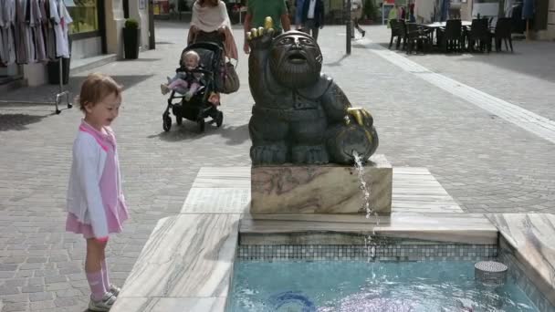 The Dwarf statue in Klagenfurt reminiscent of the "creation" of the Wrthersee — Stock Video