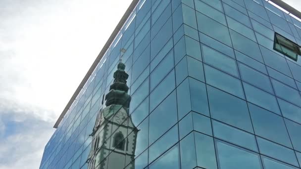 Uitzicht op de kathedraal bell toren van Klagenfurt — Stockvideo