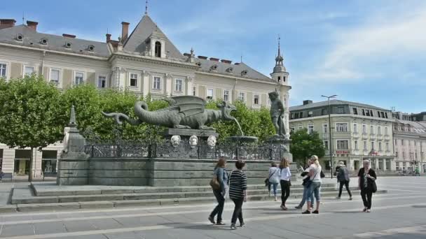 El dragón Lindwurm en la plaza principal de Klagenfurt . — Vídeos de Stock