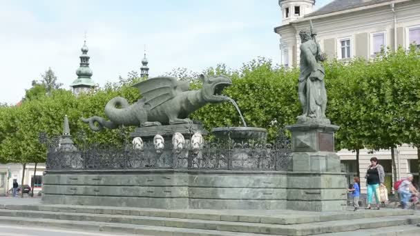 De draak Lindwurm in het belangrijkste plein van Klagenfurt. — Stockvideo