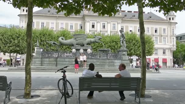 De draak Lindwurm in het belangrijkste plein van Klagenfurt. — Stockvideo