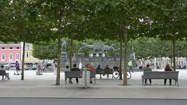 Der Drachenlindwurm auf dem Hauptplatz von Klagenfurt. — Stockvideo