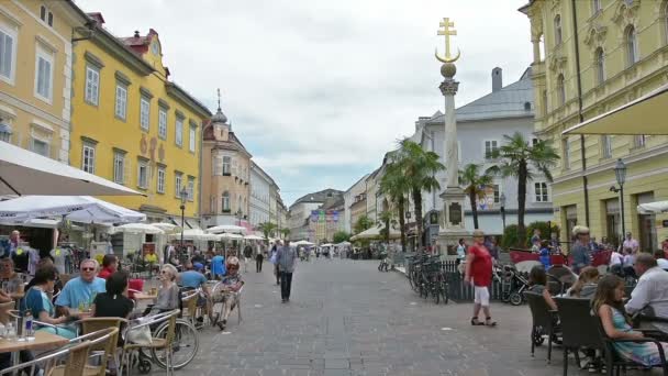 De Atler-Platz met de kolom van de Heilige Drievuldigheid in Klagenfurt — Stockvideo