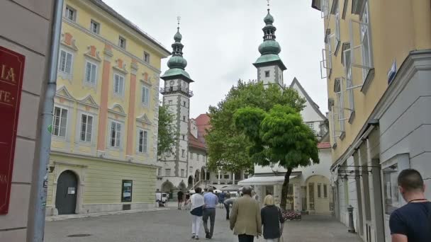 Een straat in het centrum van Klagenfurt — Stockvideo