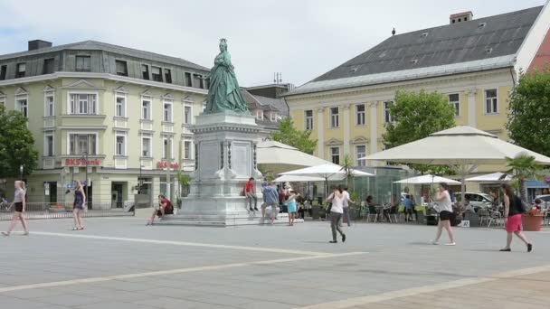 La estatua de la archiduquesa María Teresa de Austria en Klagenfurt — Vídeo de stock