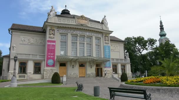 A fachada do teatro de Klagenfurt — Vídeo de Stock